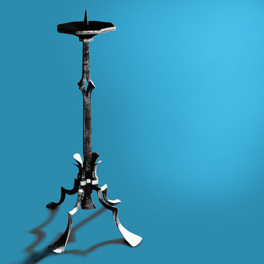 Gesmede kandelaar voor kerk